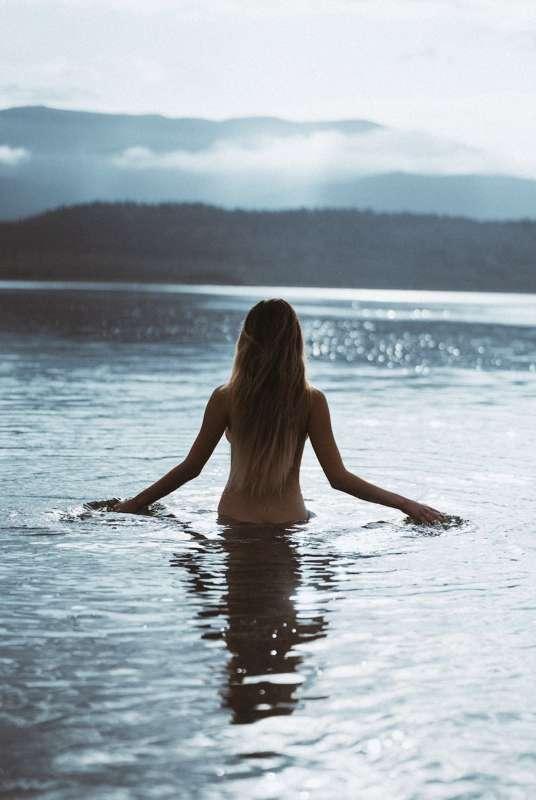 Waiting in the water nude for you... would you dare to dive ..