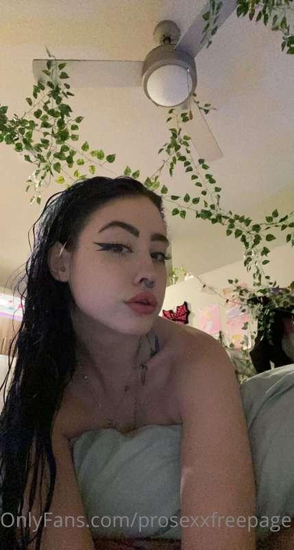 selfies id send u i was ur lil gffffff hehe im nakey behind ..