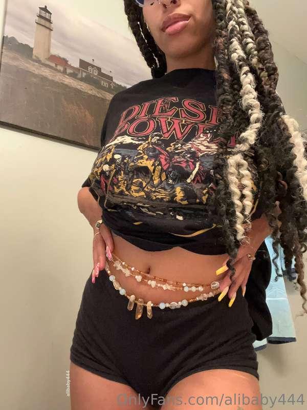 8 pics 🖤 scroll for a titty drop pic style!! nd some body po..