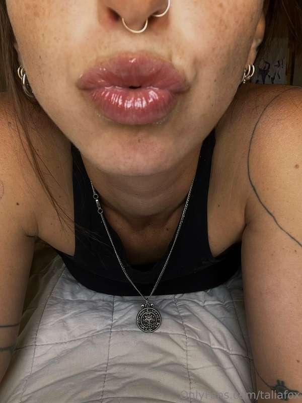 Gimmmmee kisssessss 💋🥀