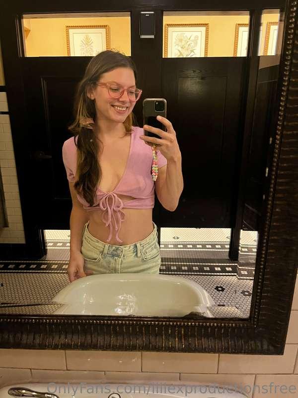 Swipe to pull up my shirt 🙈