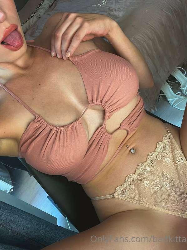 Kitty is in the mood 😋