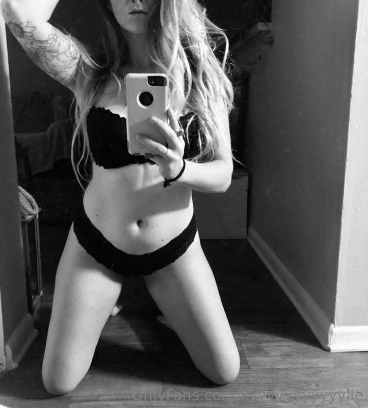 send me a message & me know what you want to see. 😈🤫🥵