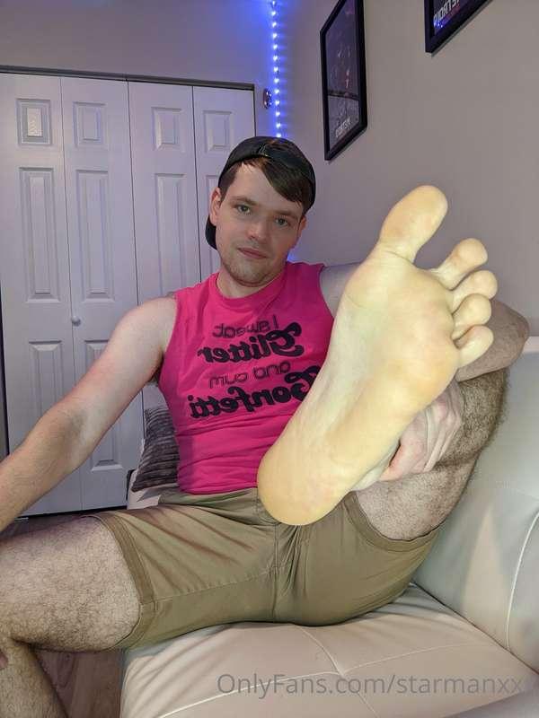 Waiting for a cutie to give me a foot rub 🦶😈