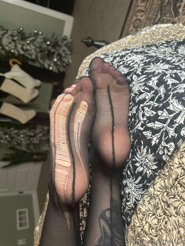 needing a little slut to lick my soles