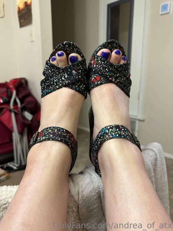 Who here is into cute feet pics? Happy to show them off more..