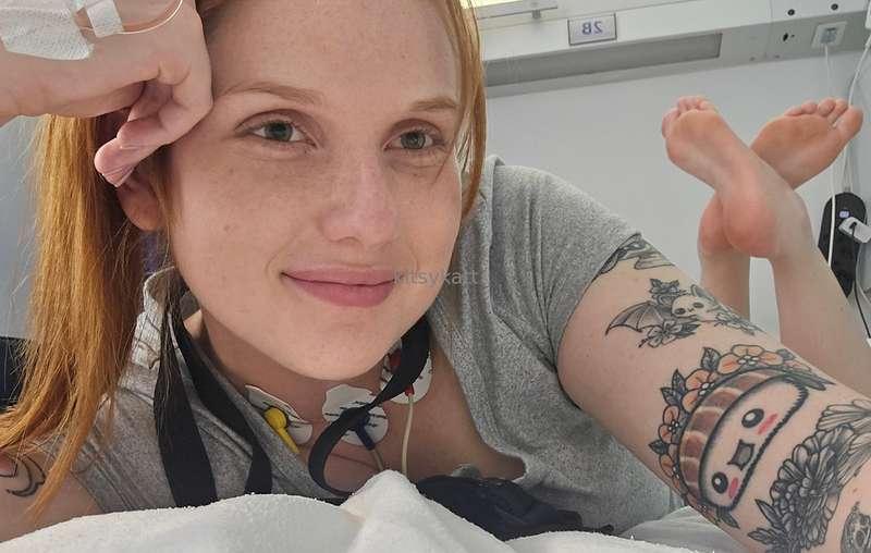 Just silly SFW hospital selfies 🩷 my feet show in one of the..