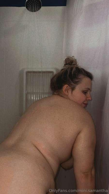Sneek peak of my shower.. direct message me a tip for some f..