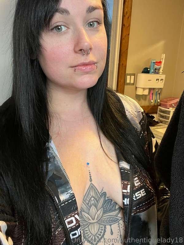 Juste pour vous montrer mon nouveau piercing ❤️