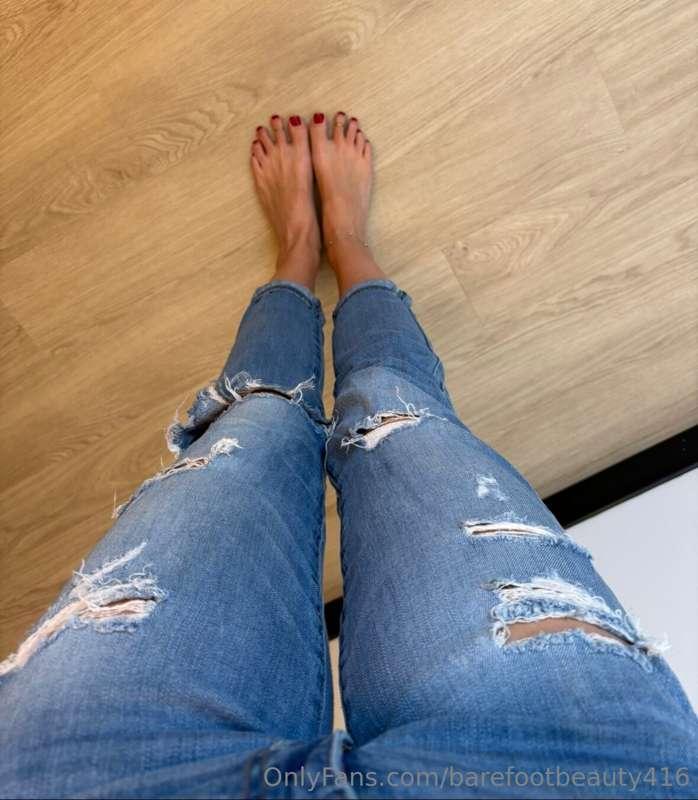ripped jean and red toes just hit differently❤️
