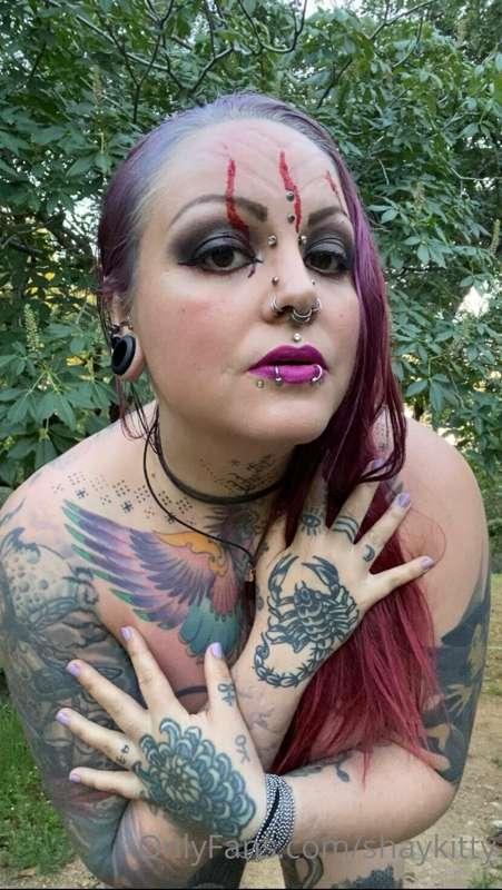 Would you follow this witch into the woods?
(Sexy fully nude..