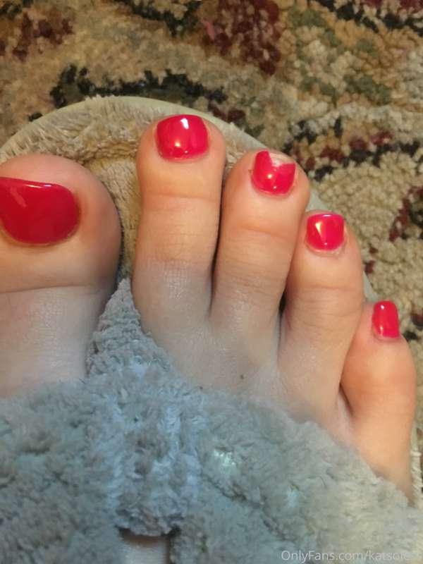 Ayla sucked the polish off my toe 😂😩👅