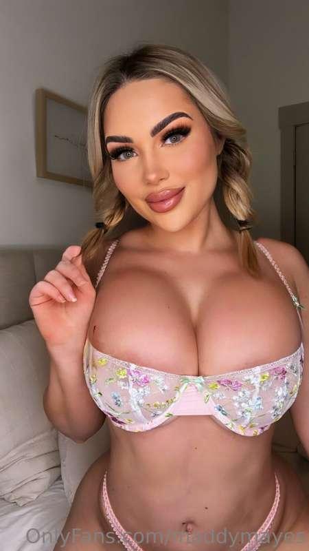I think I need to go shopping for some new bras🙈🙈