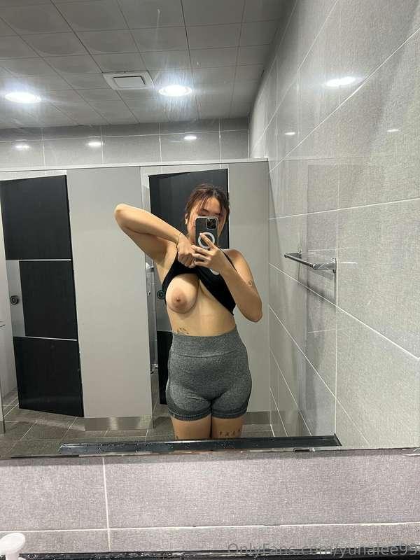 Just wanted to show off my tit in the gym bathroom 😏