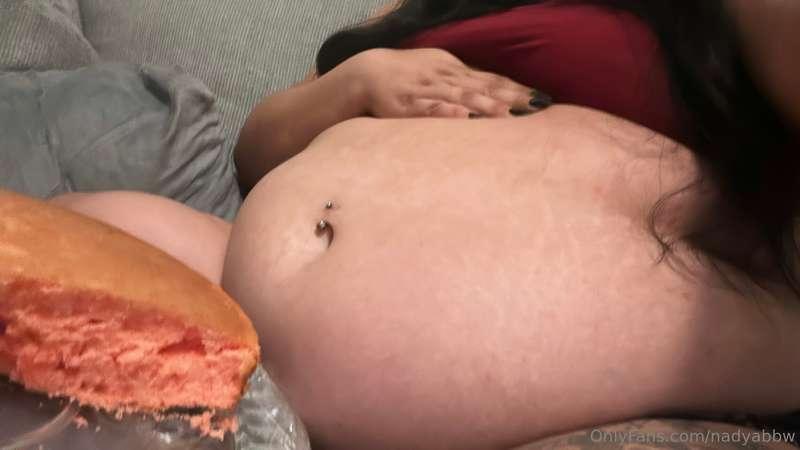 My fat ass ate a cake at 6:30 am lol gonna upload what I doc..