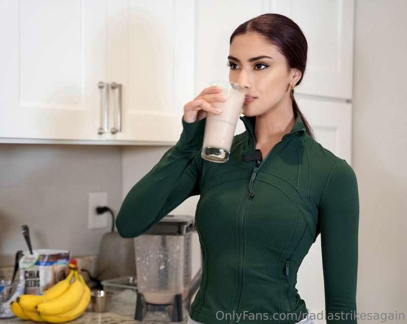 Starting the day right with my go to wellness smoothie!🍌🥛💪🏼T..