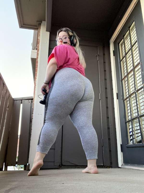 I wish somebody could fuck me on this balcony 😩💦