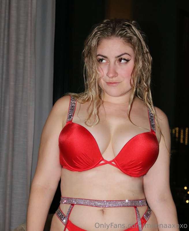 Do you Like me in this Shiny Red Lingerie Set? 💋