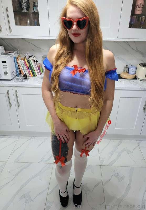 Now, the naughty snow white costume 😈🍎 Albumn of 13 pics for..