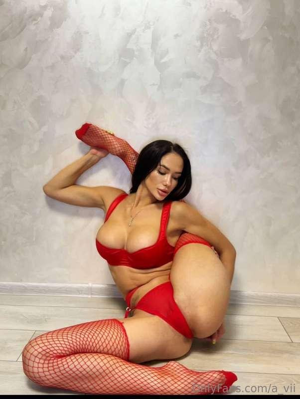 OMG 😱😱😱😱 SHE @linaford  SHOWS HER PUSSY IN A TWINE POSE 🔥🔥🔥🔥..