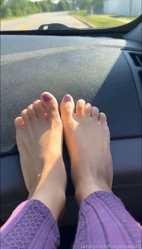 Feet in the sun 🥰