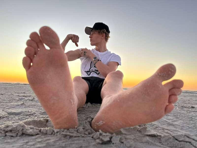 You can’t resist big feet👣😵‍💫