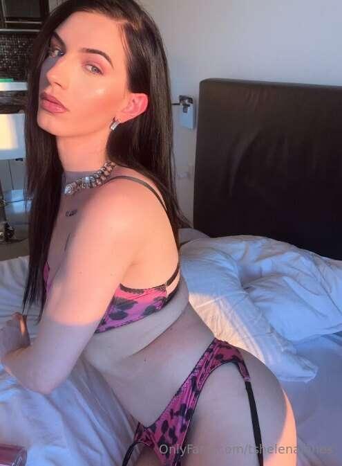 Just me, my bed, and a few naughty ideas 😘