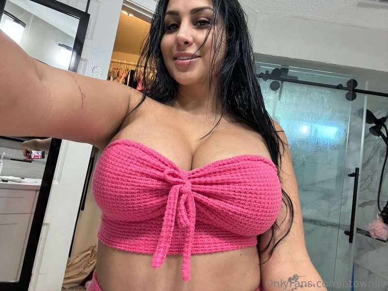 Do you like my outfit. I wore it just for you. 😘