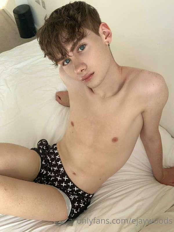 Let me tell you a secret… I love playing in bed 😜