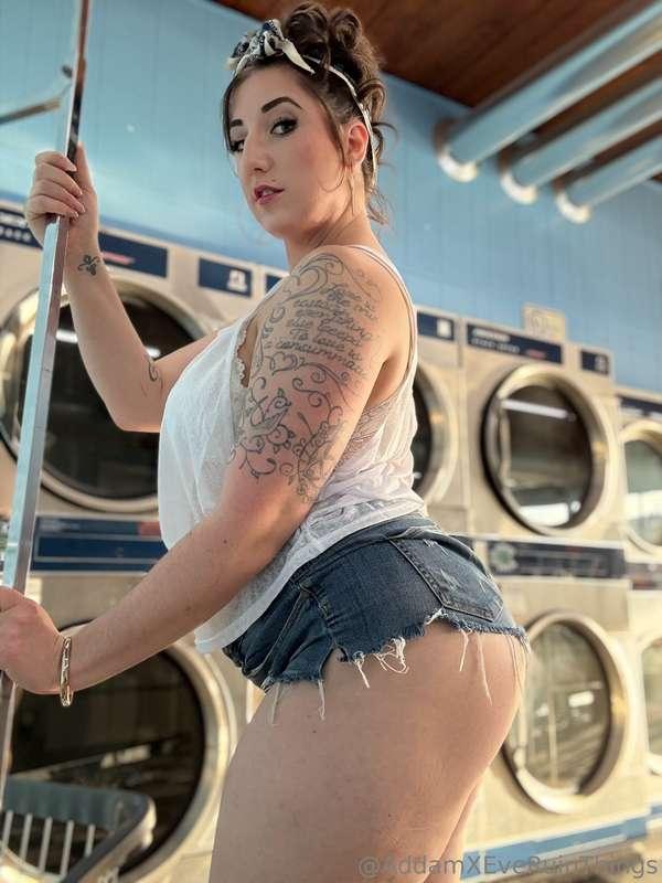 I’m just here doing my laundry—nothing complicated.I’m not l..