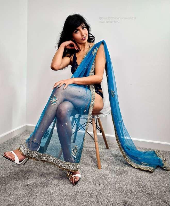 How sexy does Aaliyah look in her dupatta? 

Much more like ..