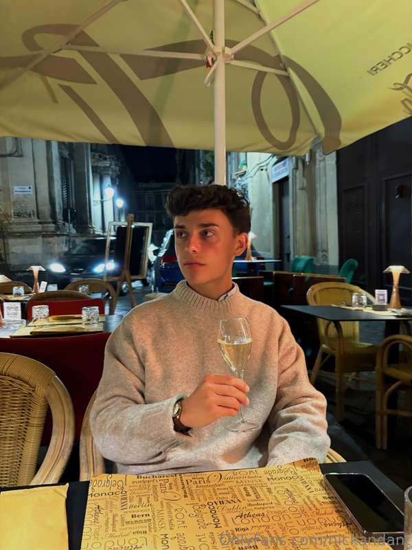 On a date, kinda nervous.. 🙊