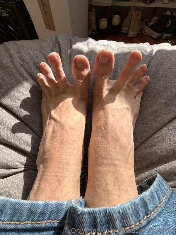 I upload full length foot worship vids and macro vids on @al..