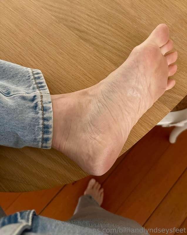 Stretching out my hammies and hips 🦶🏻