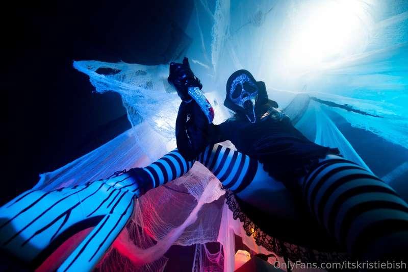 Get on your knees, pussy is power