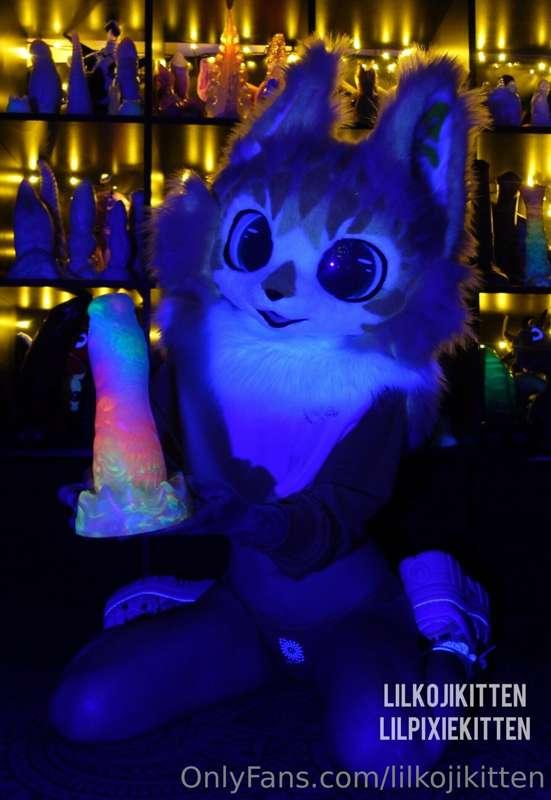UV video of Kiko using Large Snark's Maw from Paladin Pleasu..