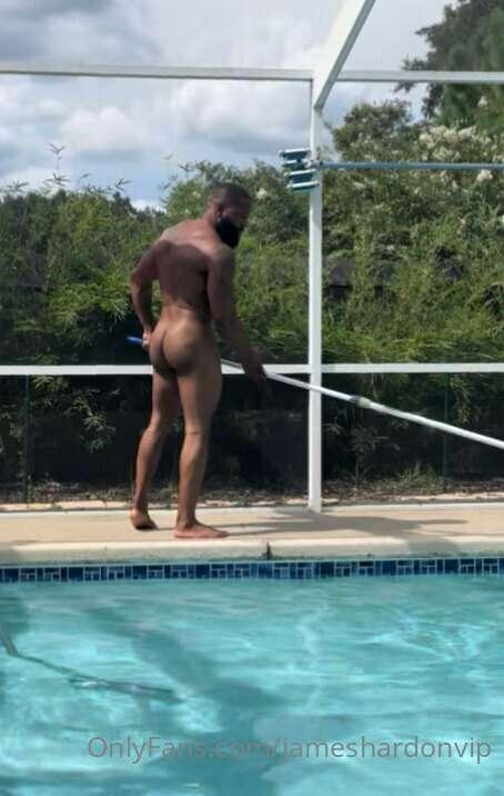Who needs a pool boy??😈😈