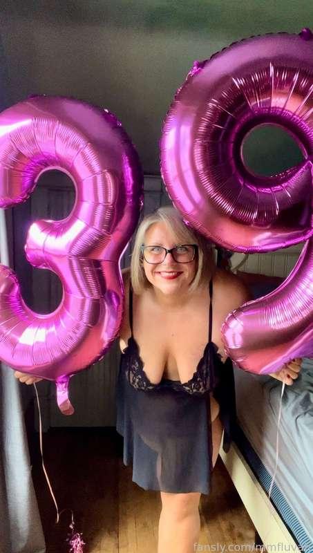 subscribers check your DMs … one of you just got a message with a free YEAR SUBSCRIPTION!

#birthday #whore #milf #lipstick #bbw #squirtqueen #tummy #naughtymom #fyp #realboobs


