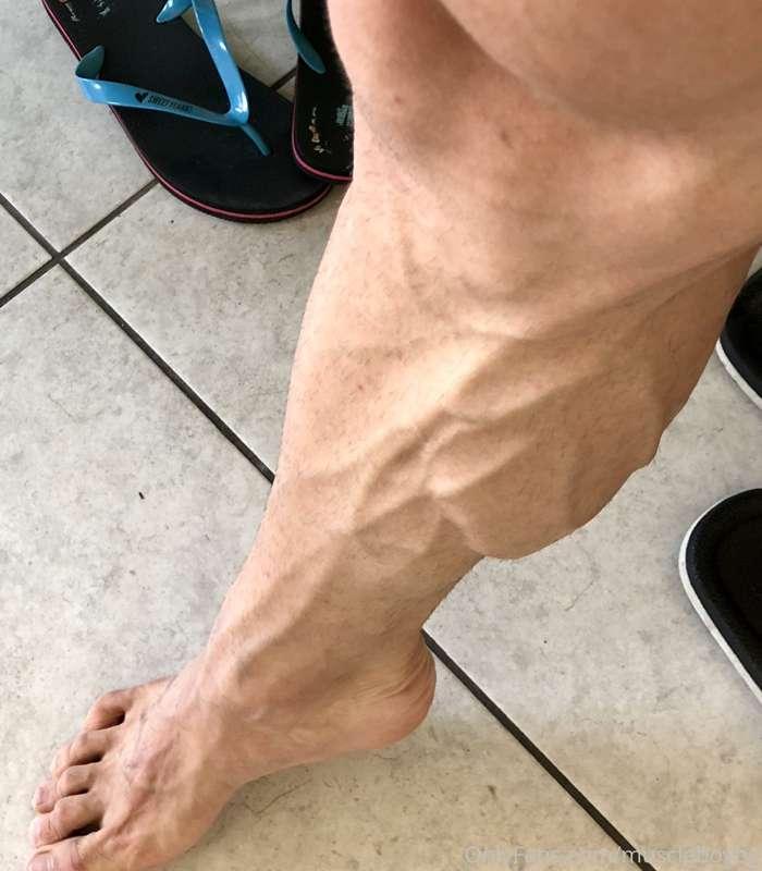 Is your hand big enough to grab my calf? 🖐🏼