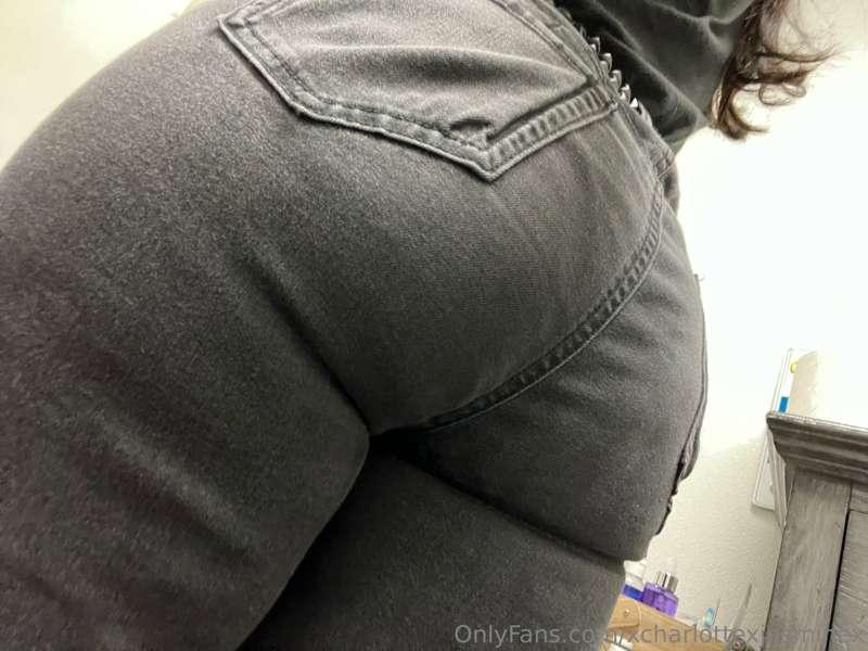 Even in jeans it still looks phat ^-^