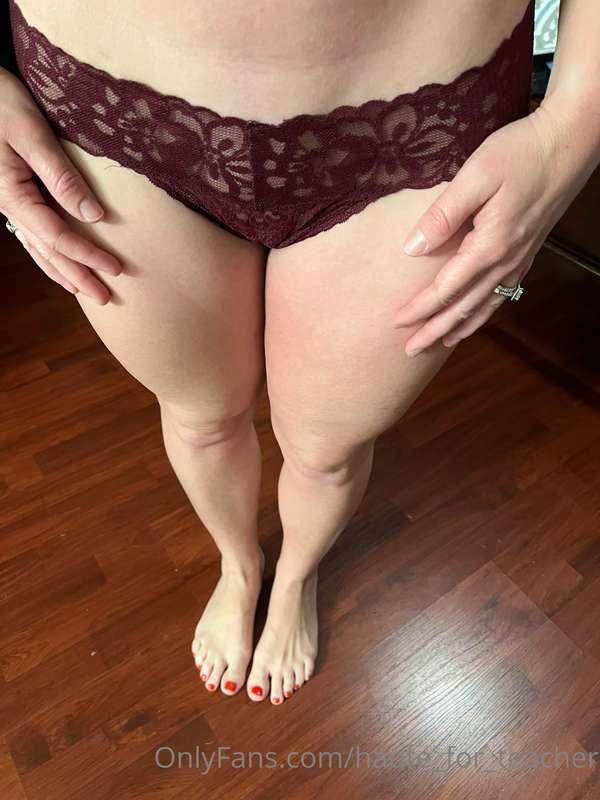 Good morning y’all and happy Monday 🌞🌞!!  Maroon panties tod..