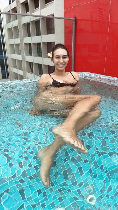 Ready for some pool fun? 😈❤️ What about starting it with a foot massage? 