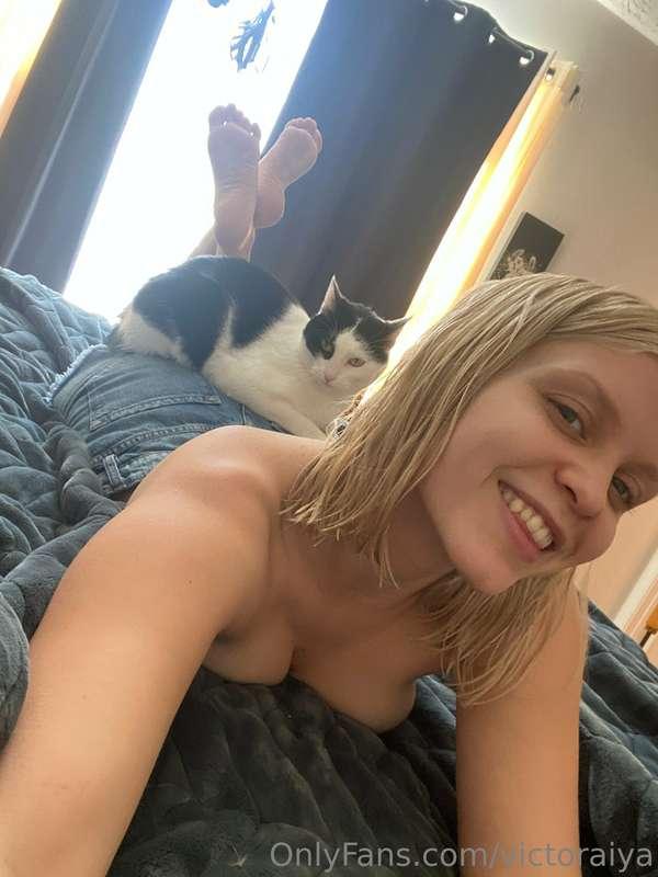 Best seat in the house 😋 …   Do you all like my “no makeup” ..