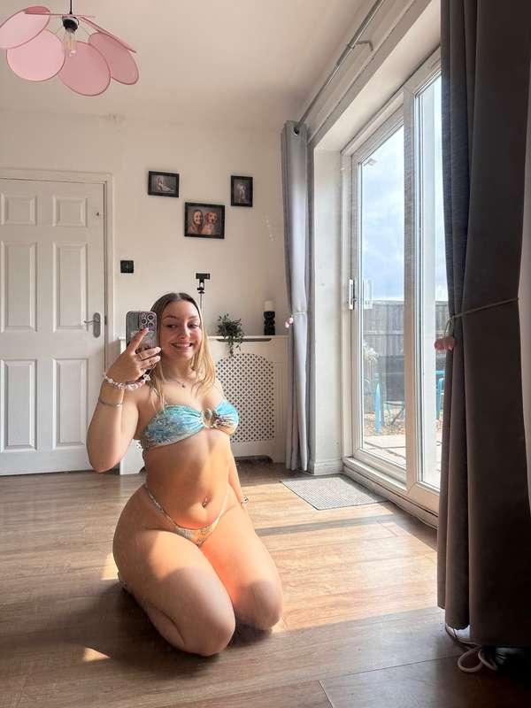 sitting pretty🤭😋