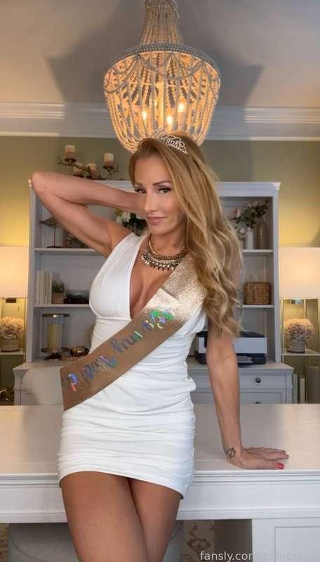 🎥: 🎂🥂 Birthday Cum Show Queen 🎂🥂

Check the video in your DMs now! 💌

