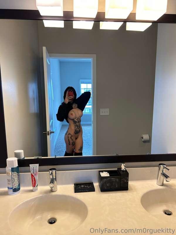 first nude in the new apartment cant wait to move in tomorro..