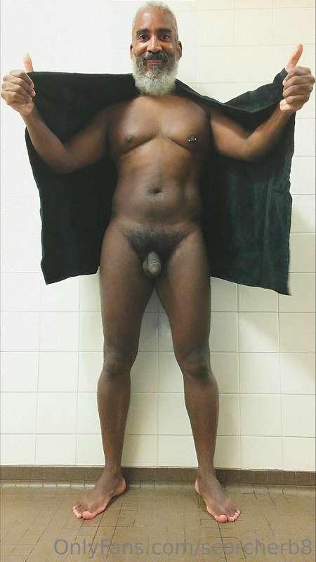 Towel Tuesday!  #beard #musculardaddy #gay #feet #gaycruisin..