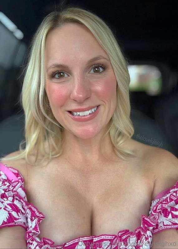 😁 Friday vibes 😁What do u think this selfie screams??