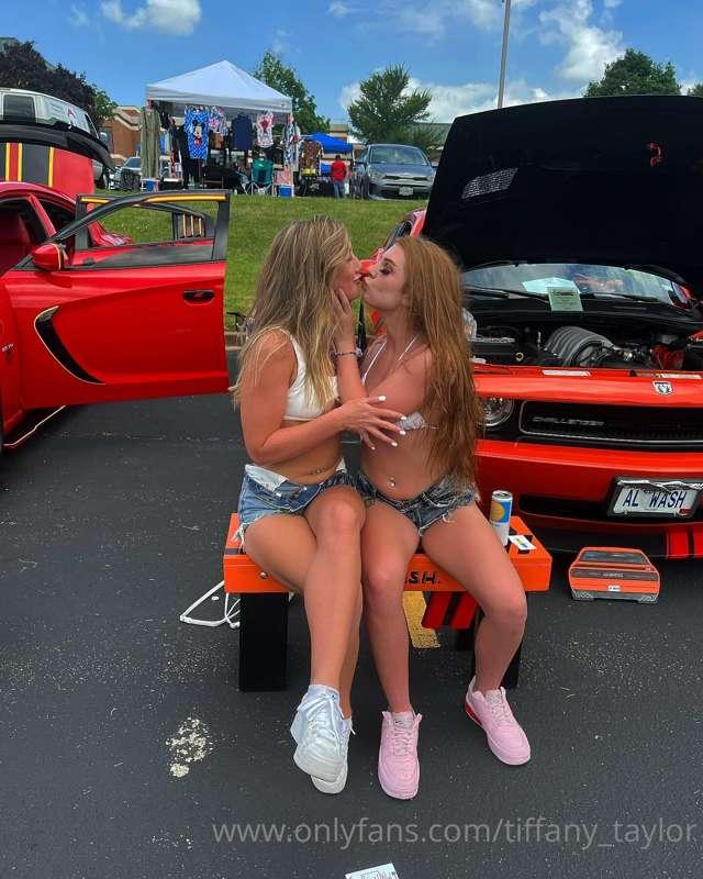 Who likes girls who kiss girls? 😜
