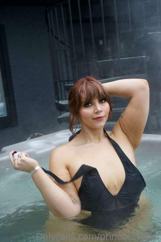 Hot tub or pool day ? 💦